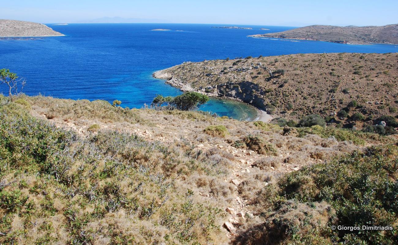 Foto de Paralia Agia Kioura II con arena gris y piedras superficie