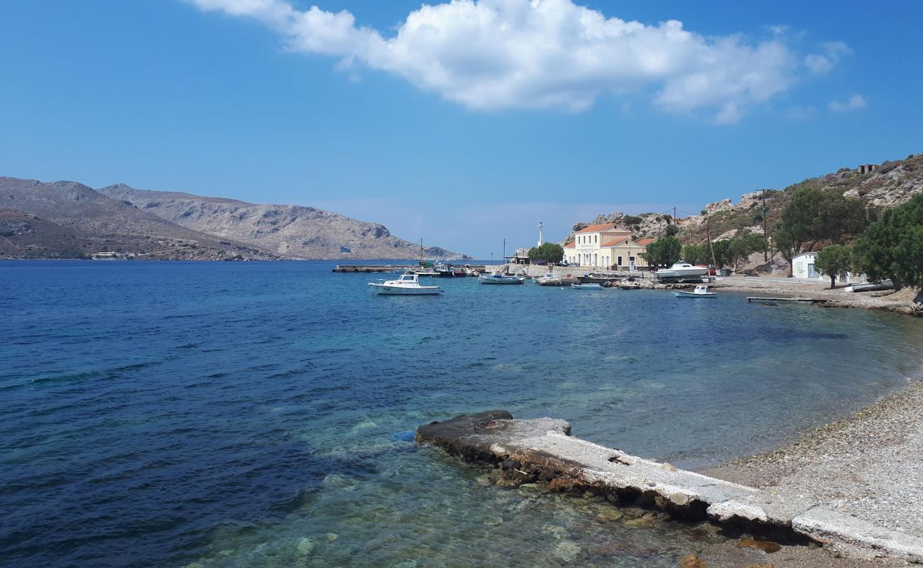 Foto de Paralia Agias Marinas II con arena gris y piedras superficie