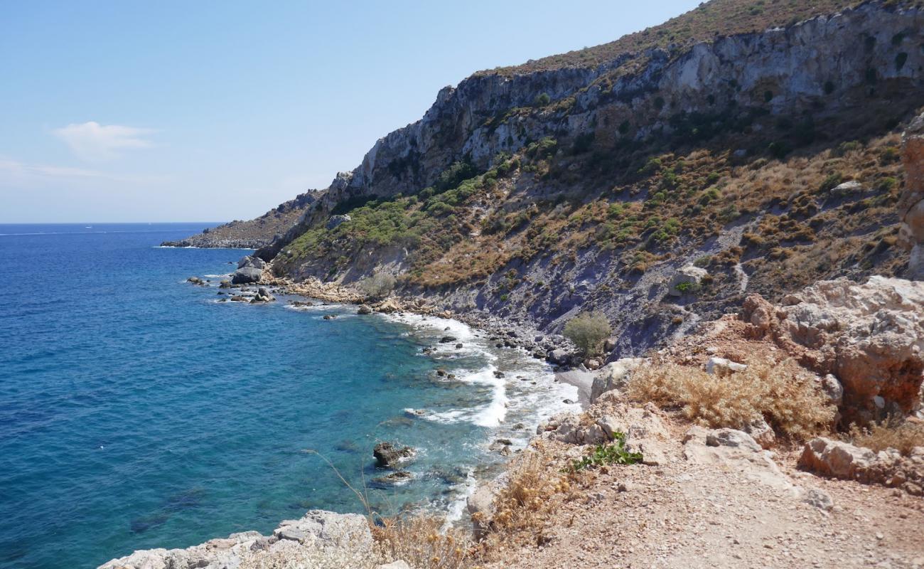 Foto de Faros Bar beach con arena gris y piedras superficie