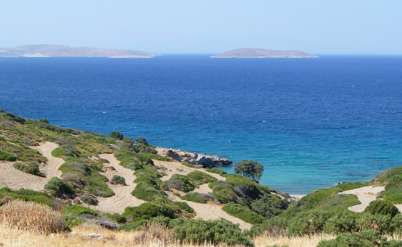 Foto de Leipsoi wild beach III con arena gris y piedras superficie