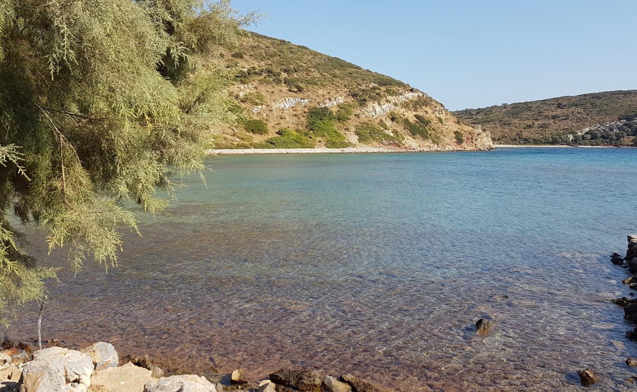 Foto de Limni beach con arena brillante y rocas superficie