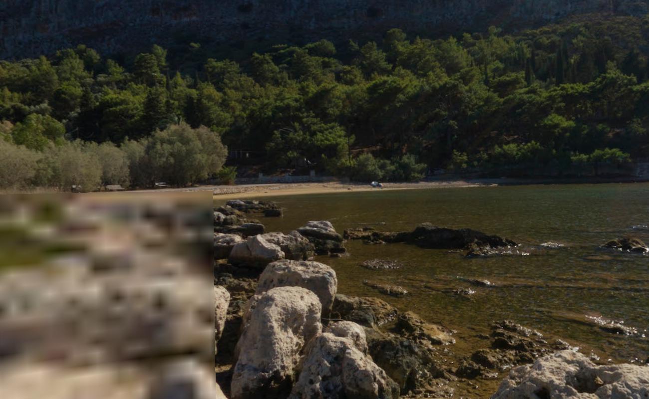 Foto de Paralia mandraki con agua cristalina superficie