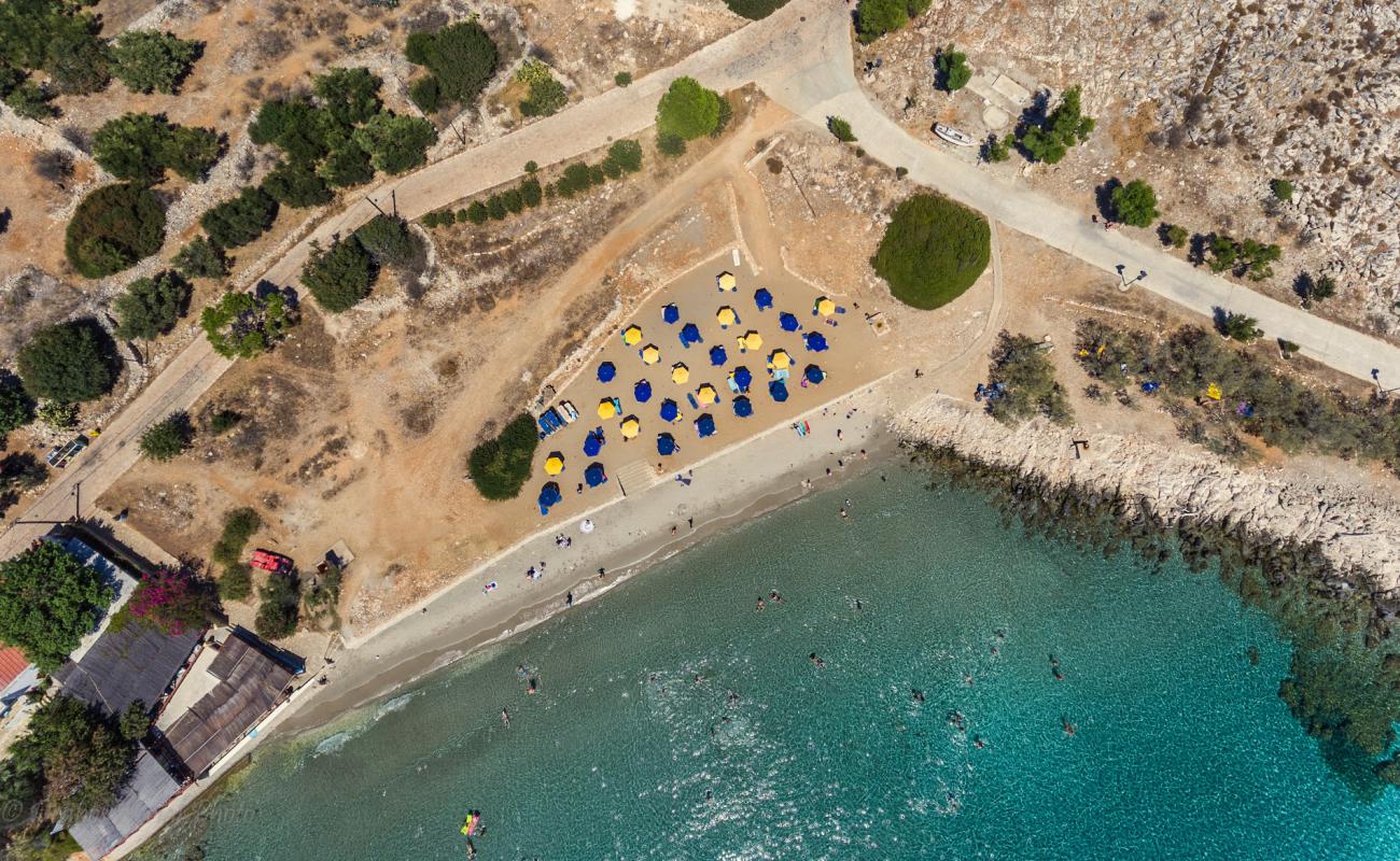 Foto de Paralia Ftenagia II con arena brillante y rocas superficie