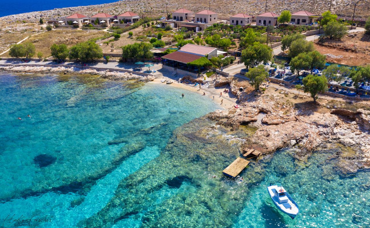 Foto de Ftenagia Beach con arena brillante y rocas superficie