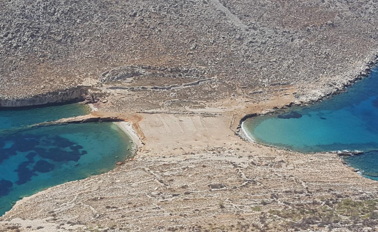 Foto de Trachia beach con arena fina y guijarros superficie