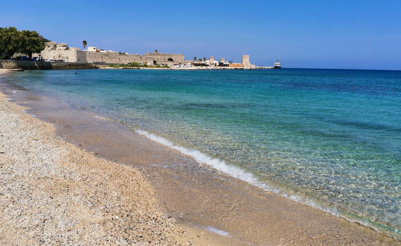 Foto de Agios Nikolaos beach con arena brillante superficie