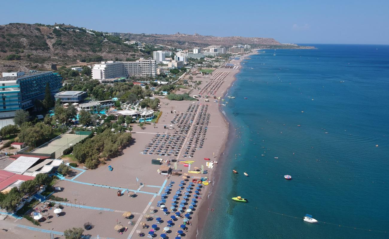 Foto de Playa de Faliraki con arena brillante superficie