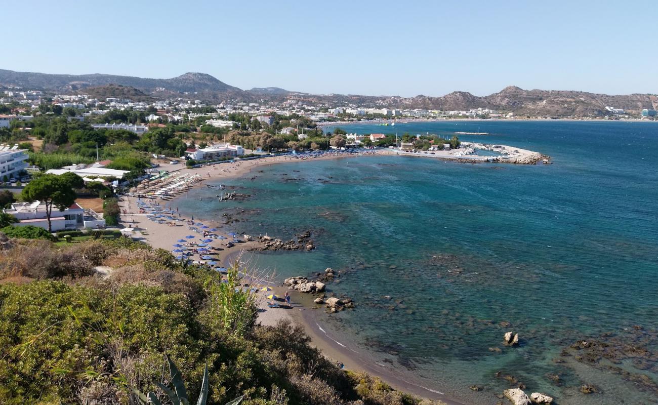 Foto de Playa Kathara con arena brillante y rocas superficie