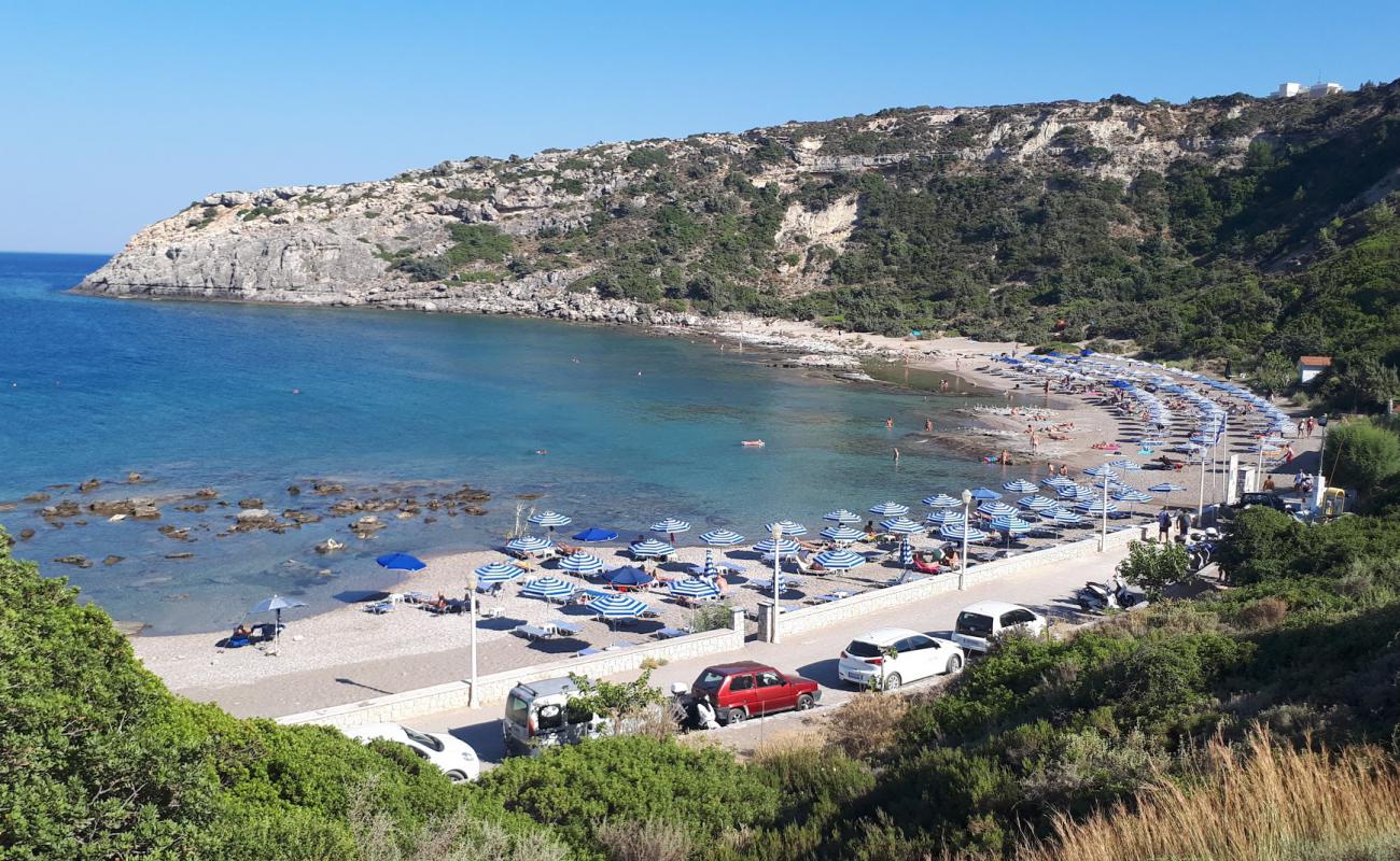 Foto de Mandomata Beach con arena brillante y rocas superficie