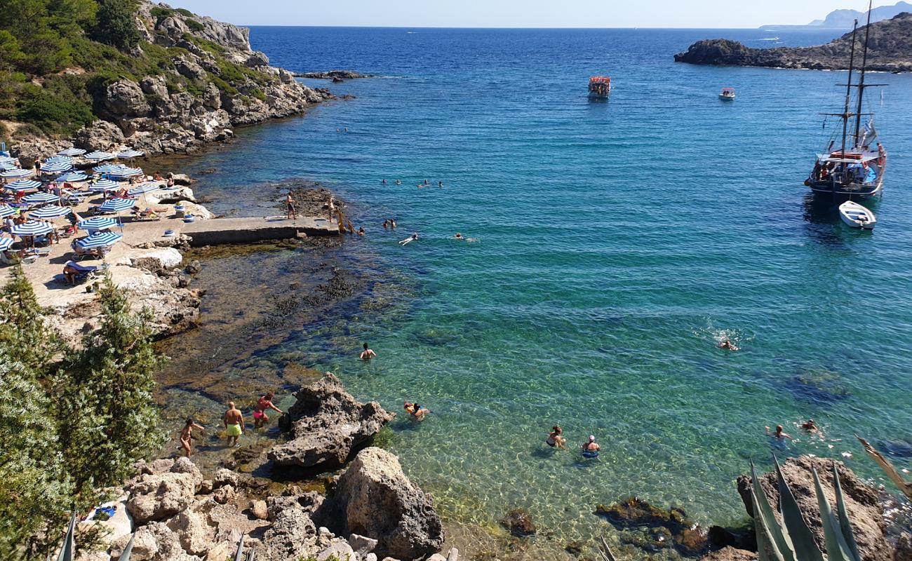 Foto de Ladiko Beach con piedra superficie