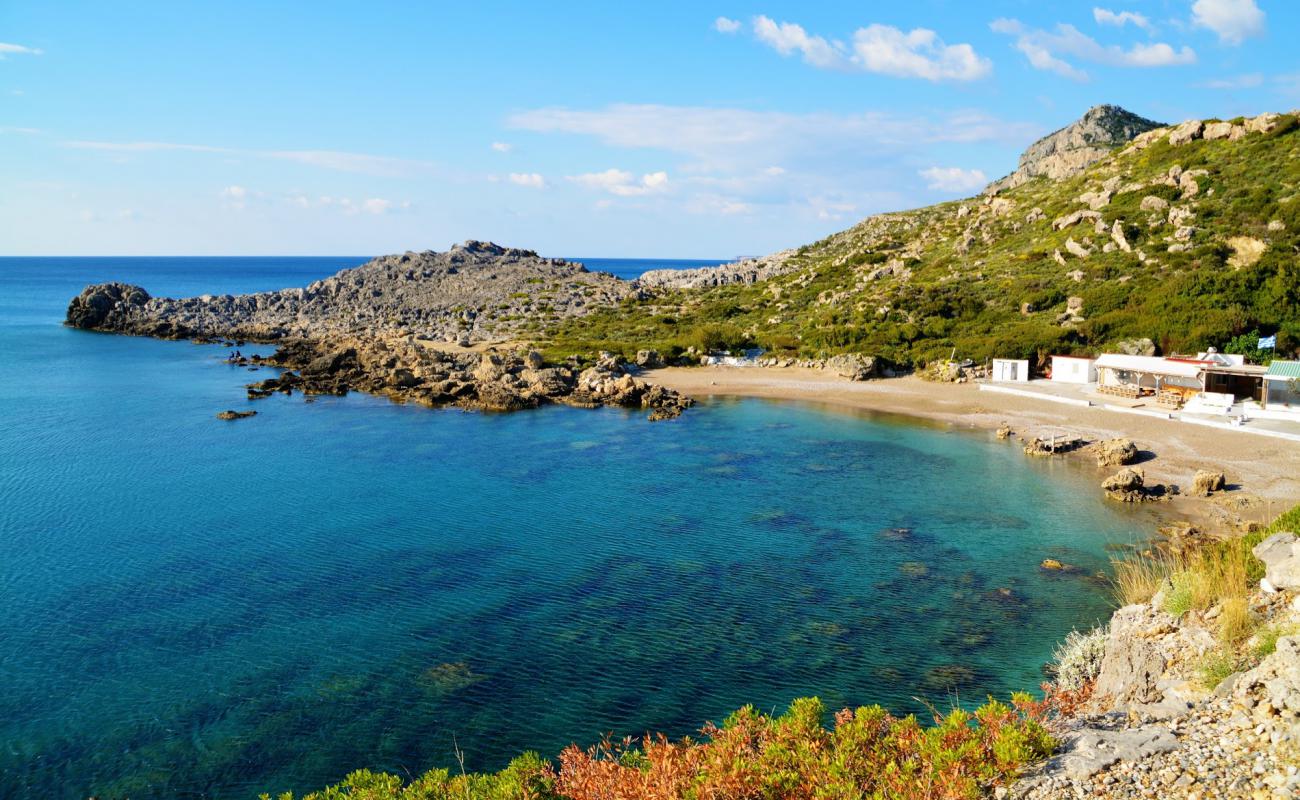 Foto de Playa de Ladiko II con arena brillante y rocas superficie