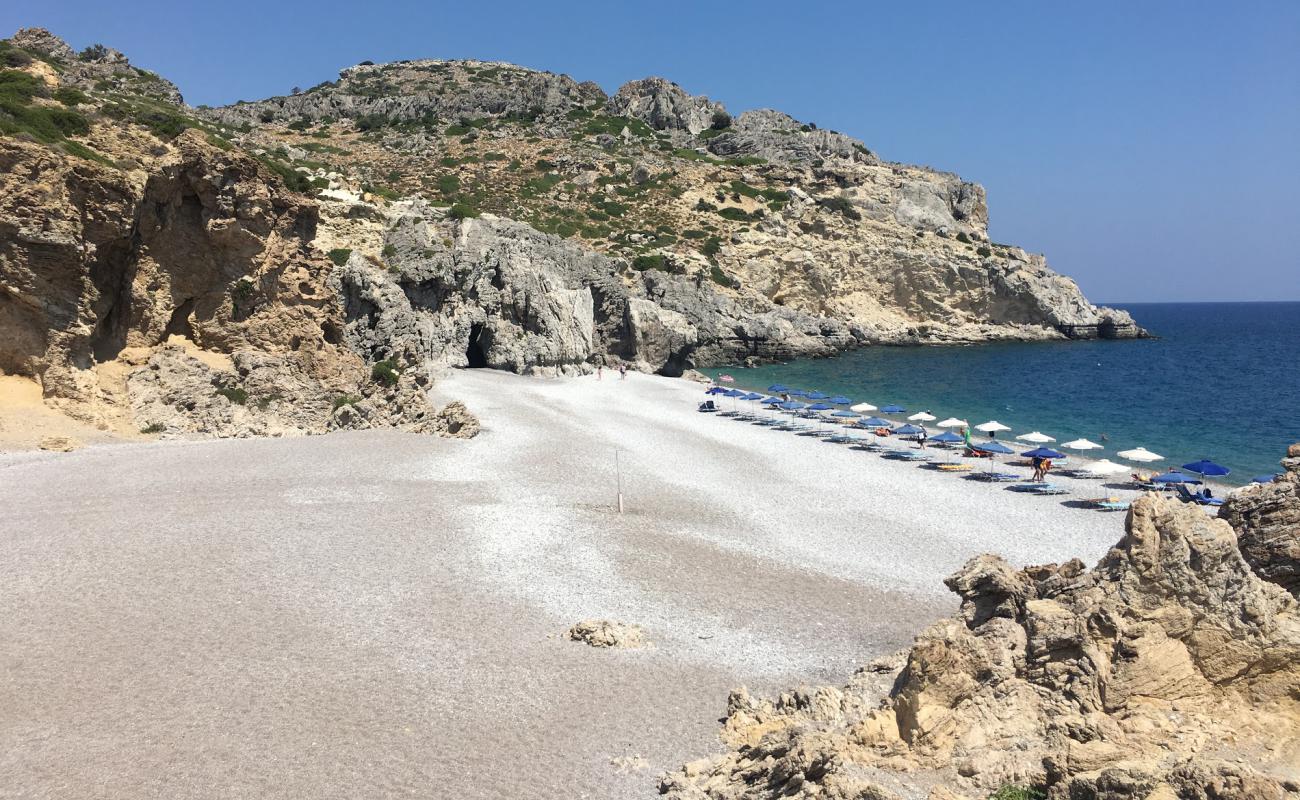 Foto de Playa Traganou con guijarro fino claro superficie