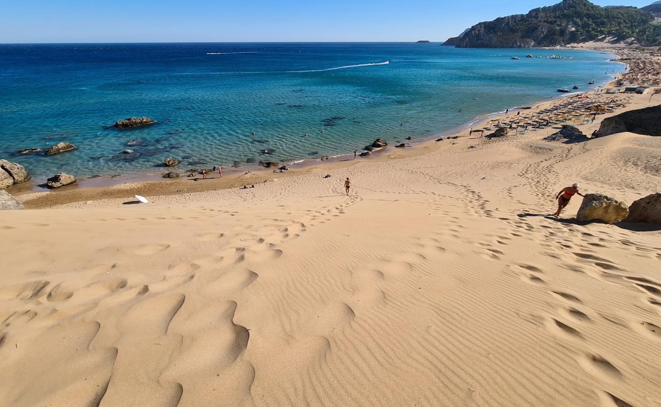 Foto de Playa de Tsambika con brillante arena fina superficie