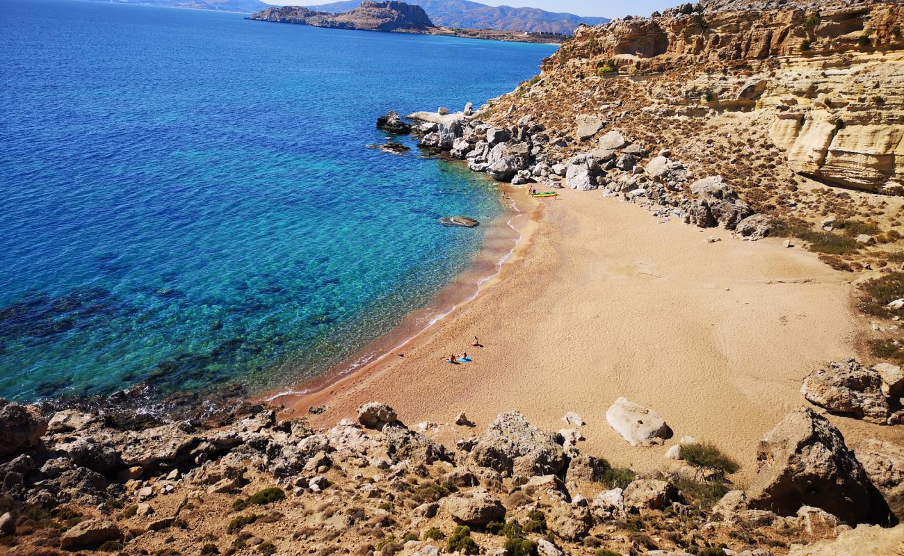 Foto de Red Sand Beach con arena oscura superficie