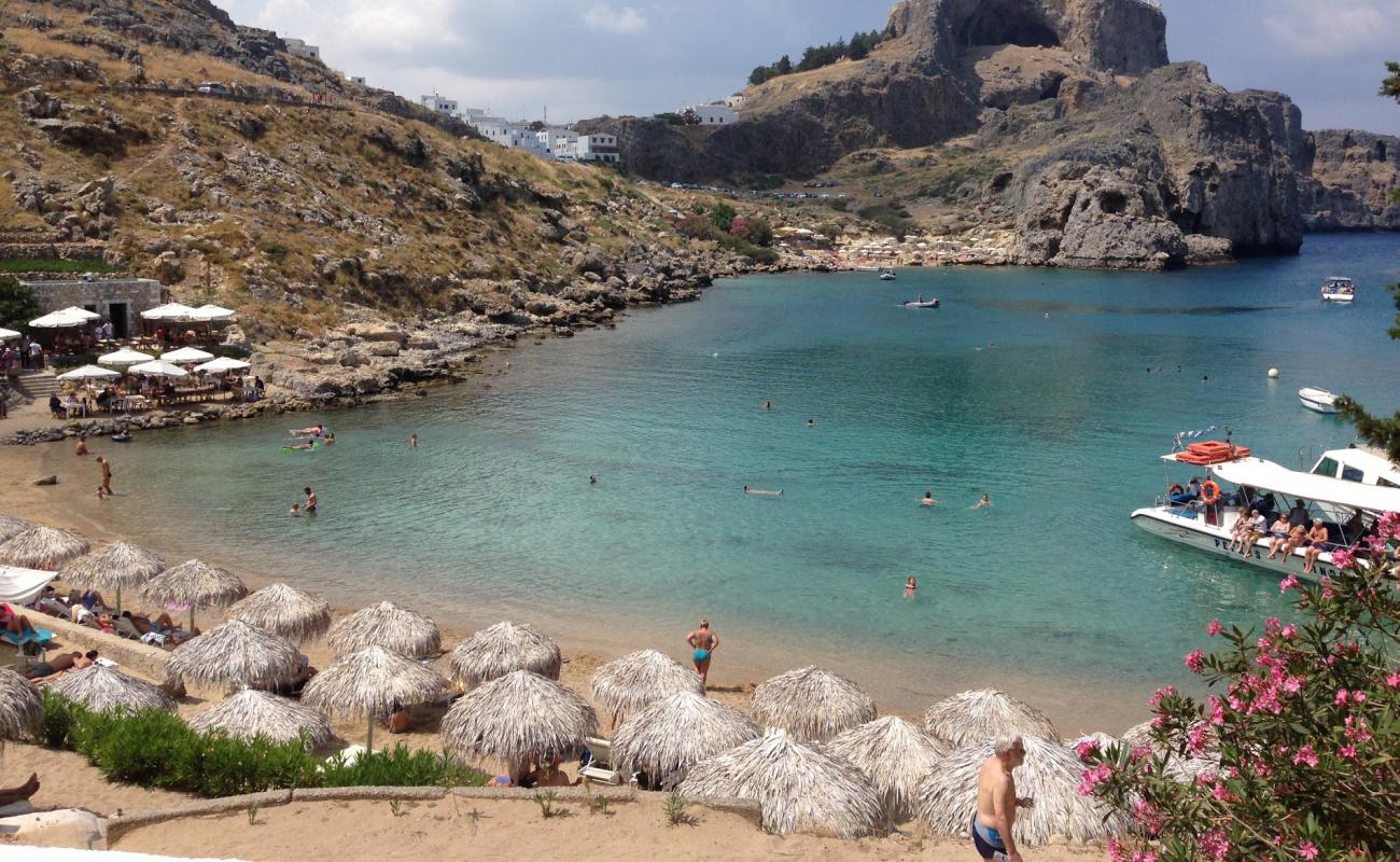 Foto de Playa de St. Paul's Bay con arena brillante y rocas superficie