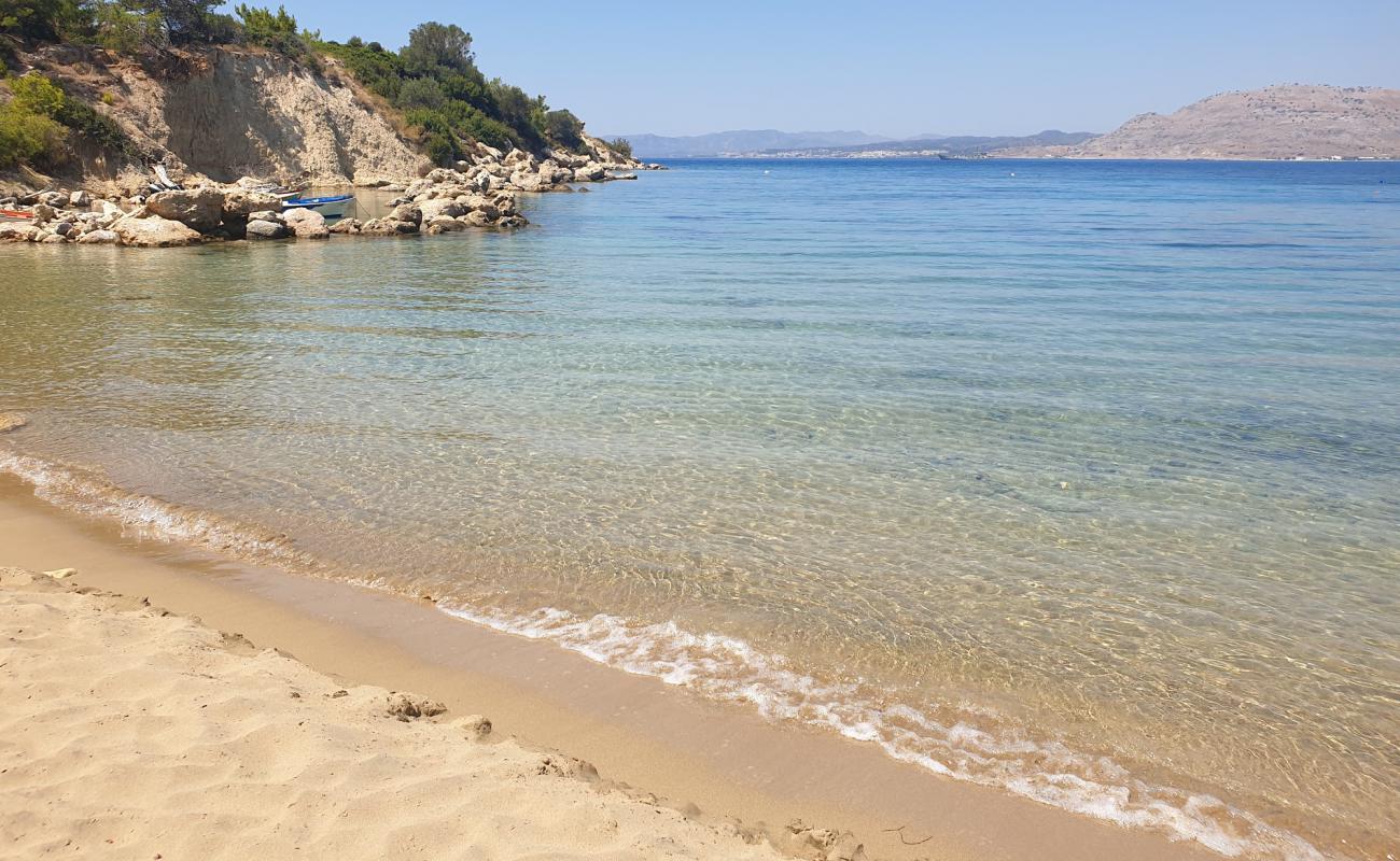 Foto de Playa de Kavos con arena brillante superficie