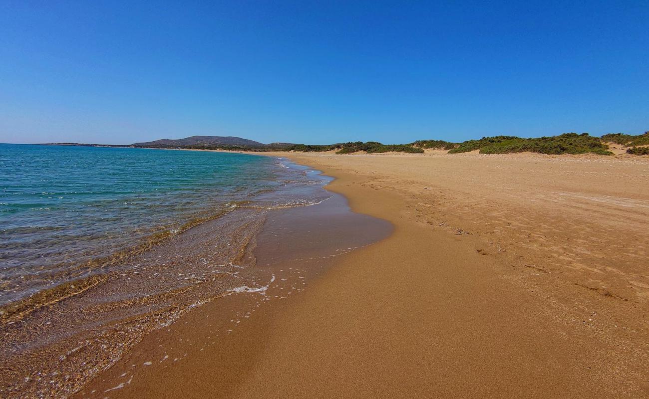 Foto de Agios Georgios Beach con arena oscura superficie