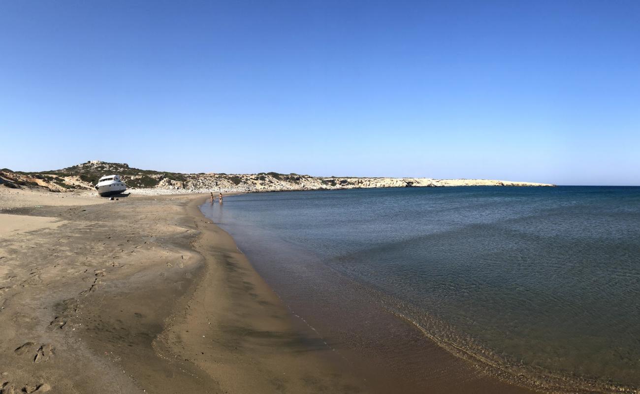 Foto de Agios Georgios Beach II con arena/guijarros negro superficie