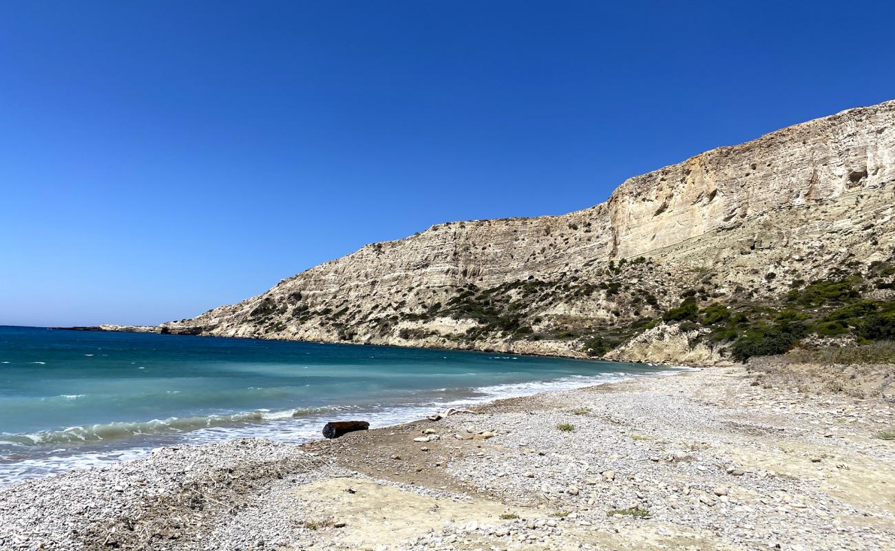 Foto de Paralia Apolakia II con arena/guijarros negro superficie