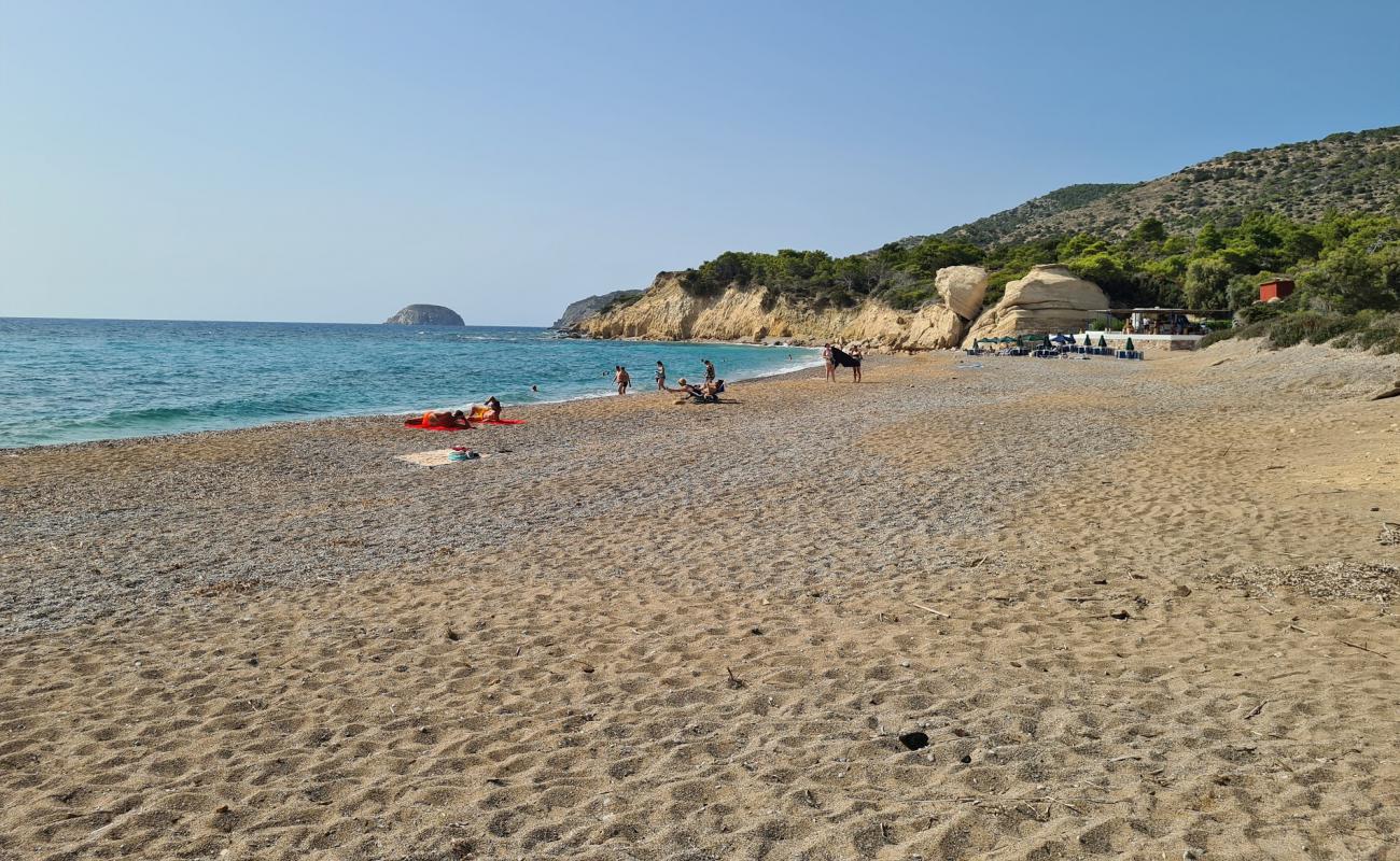 Foto de Fourni Beach con arena/guijarros negro superficie