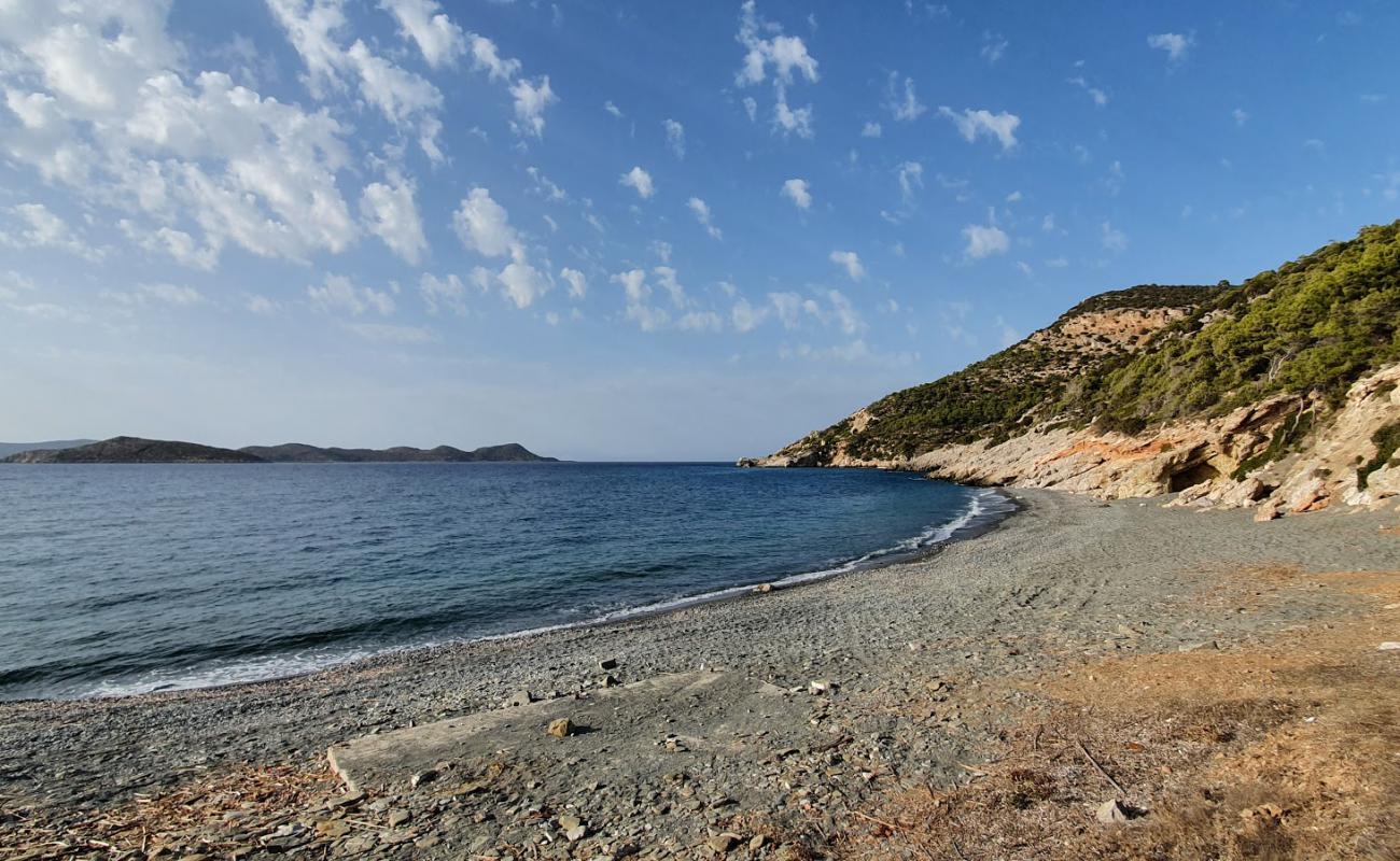 Foto de Paralia con arena gris y guijarros superficie