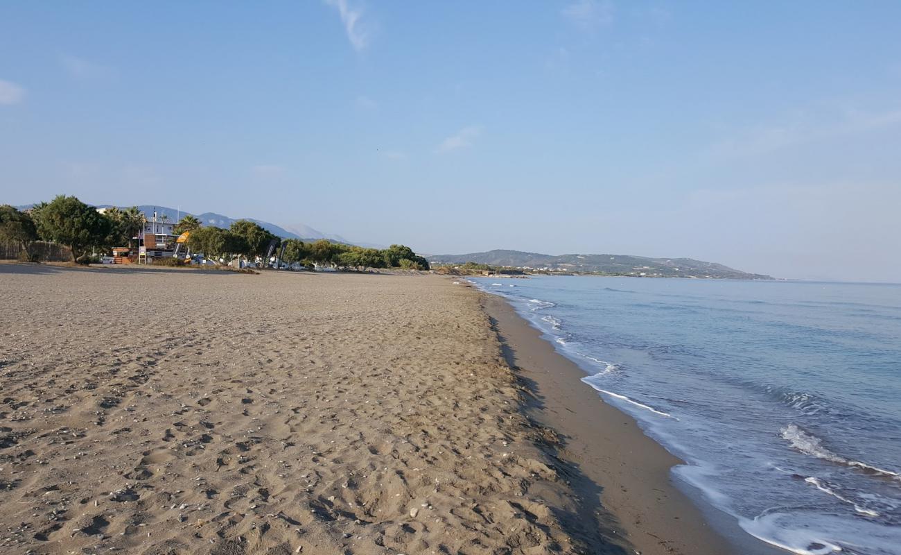 Foto de Paralia Fanes con arena oscura superficie