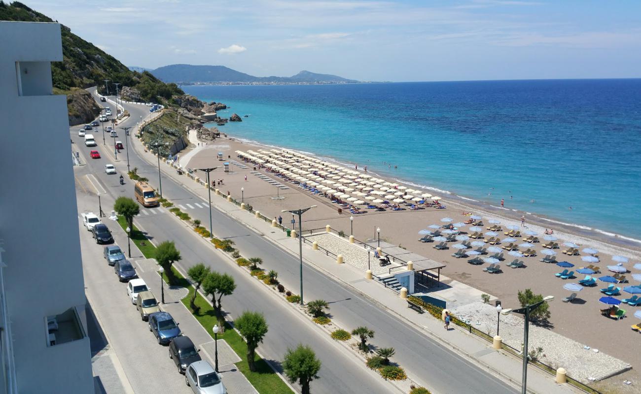 Foto de Akti Kanari Beach con guijarro fino claro superficie