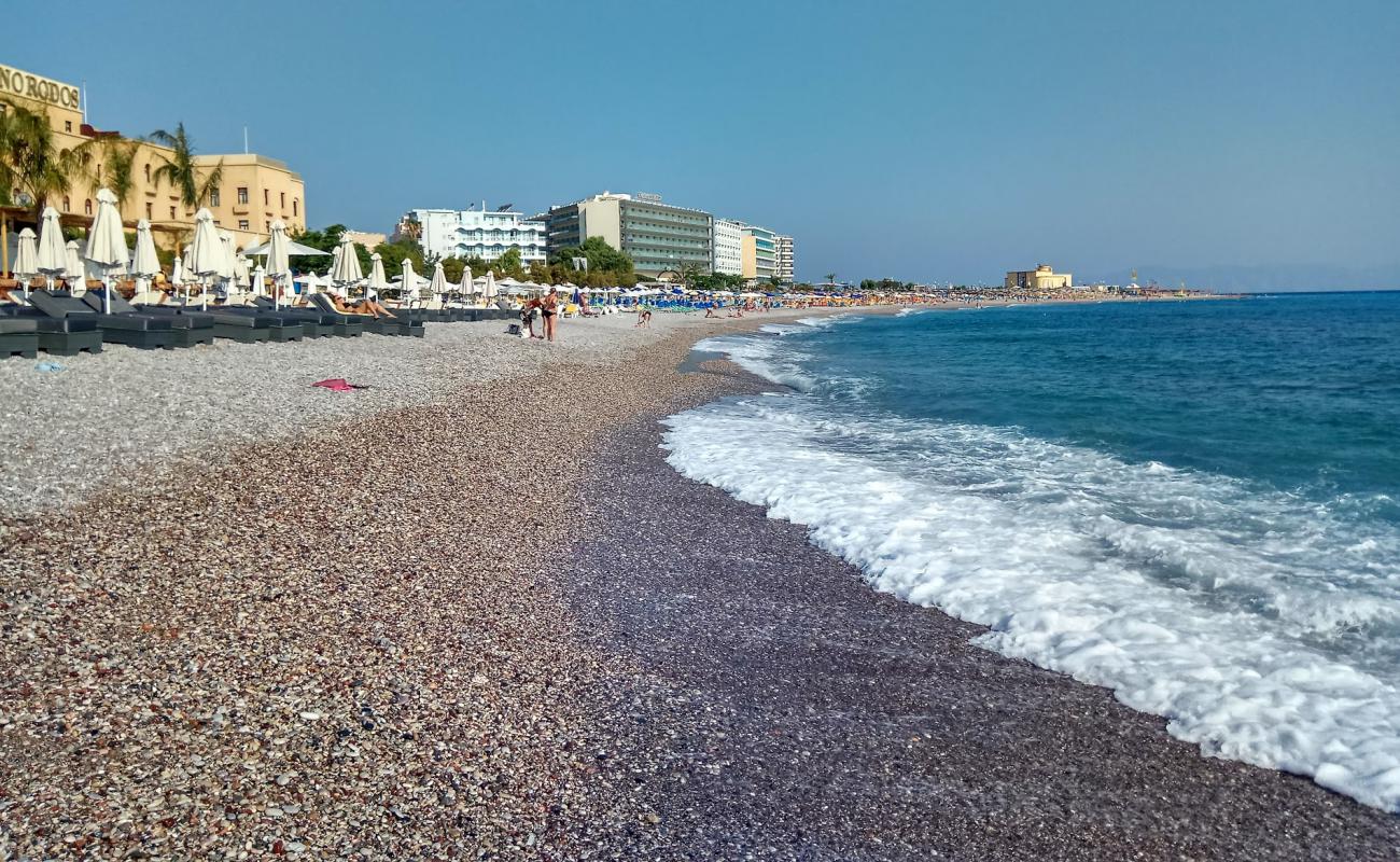 Foto de Playa Elli II con arena/guijarros negro superficie