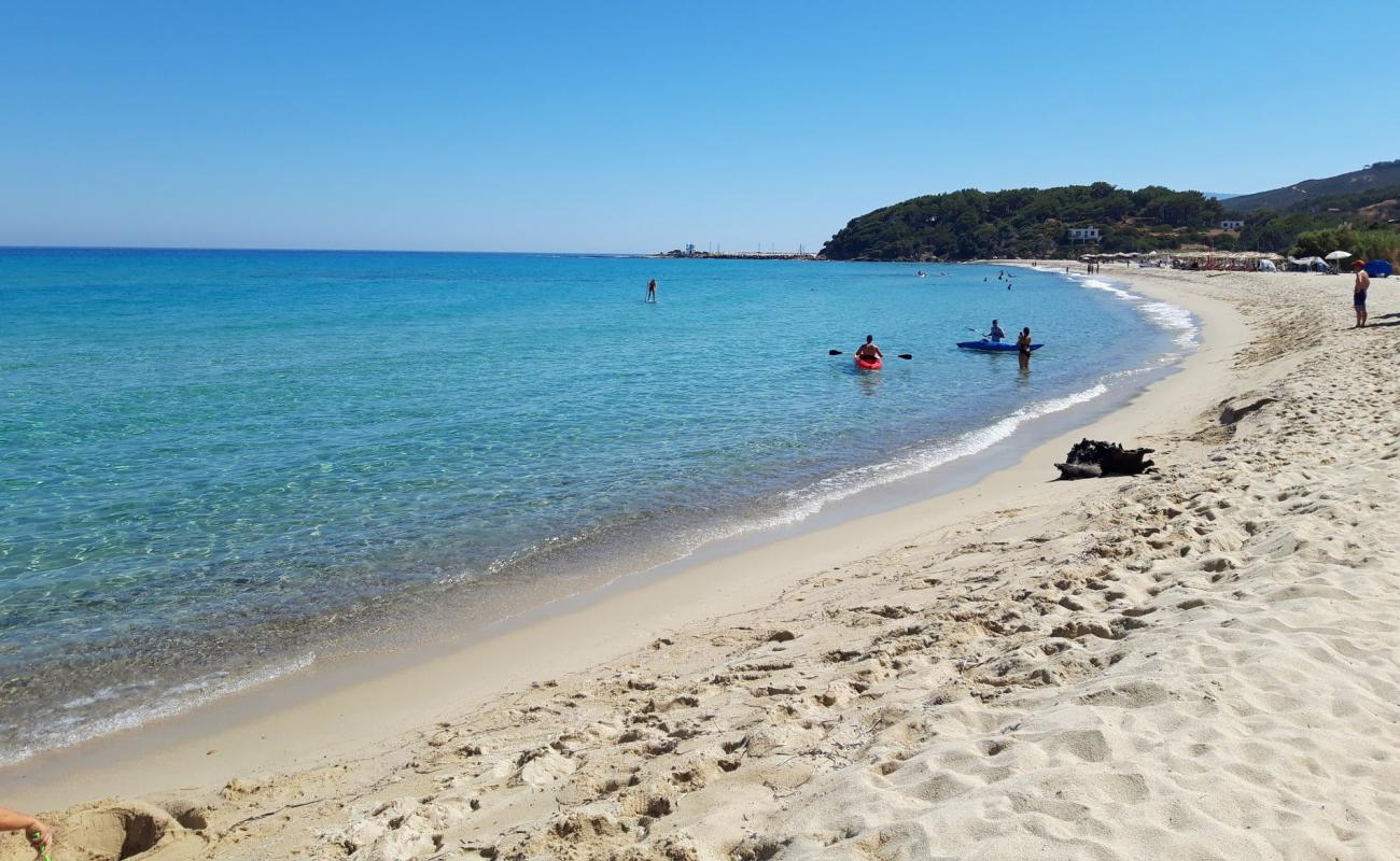 Foto de Playa Mesakti con brillante arena fina superficie