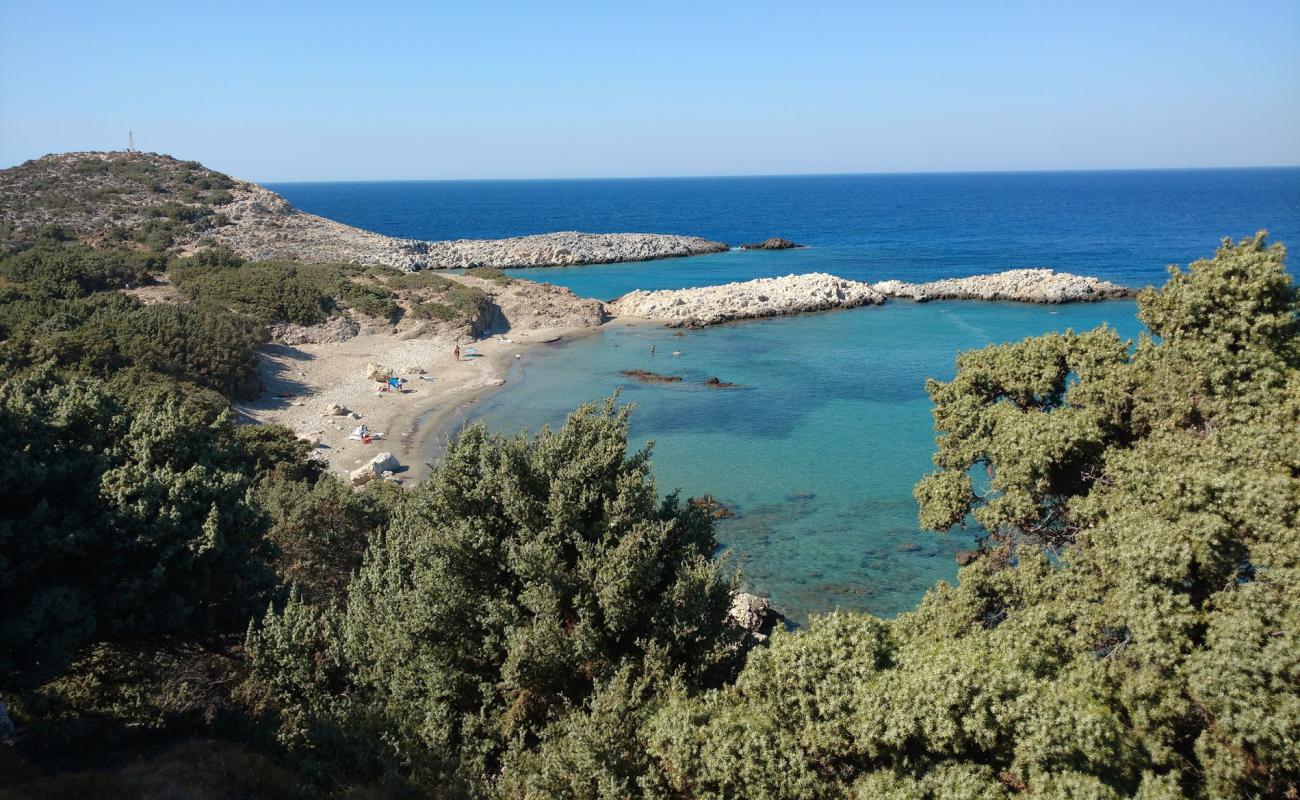 Foto de Agios Georgios con arena oscura superficie