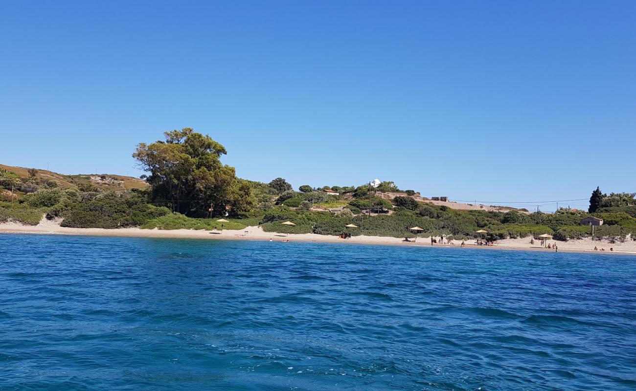 Foto de Apiganos beach con arena oscura superficie