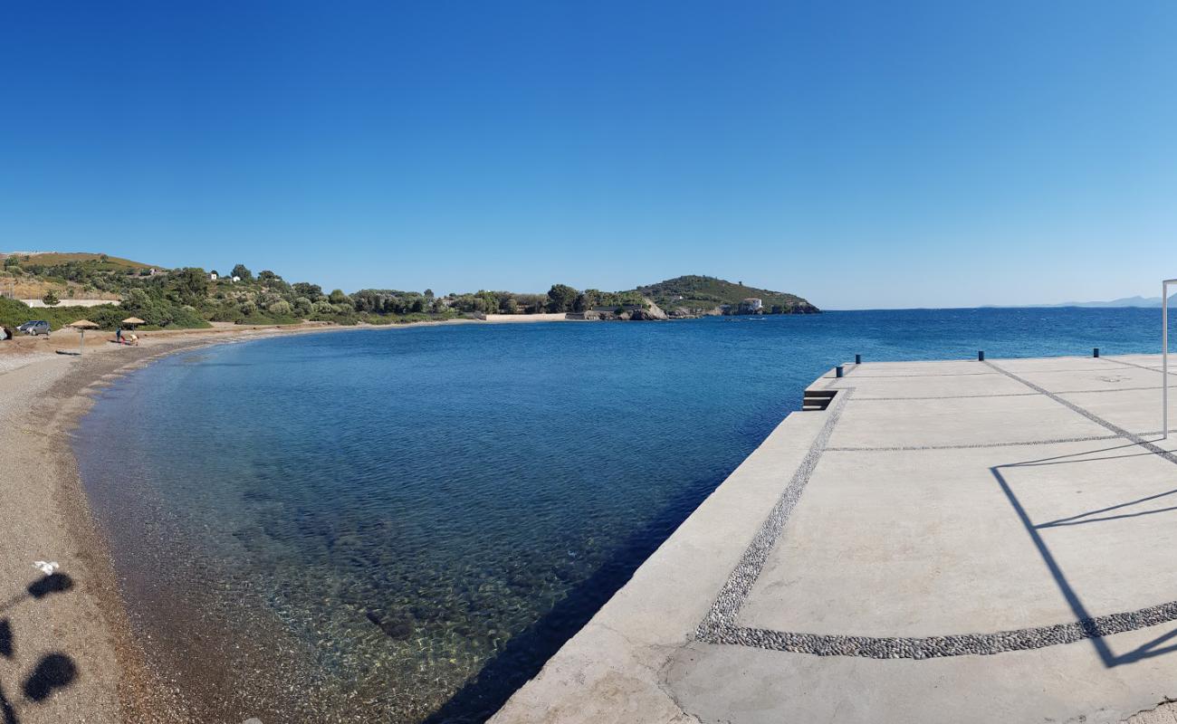 Foto de Fokia beach con arena oscura superficie