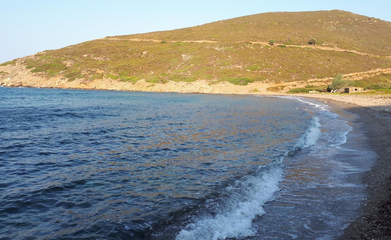 Foto de Chochlakas Coast con arena oscura superficie