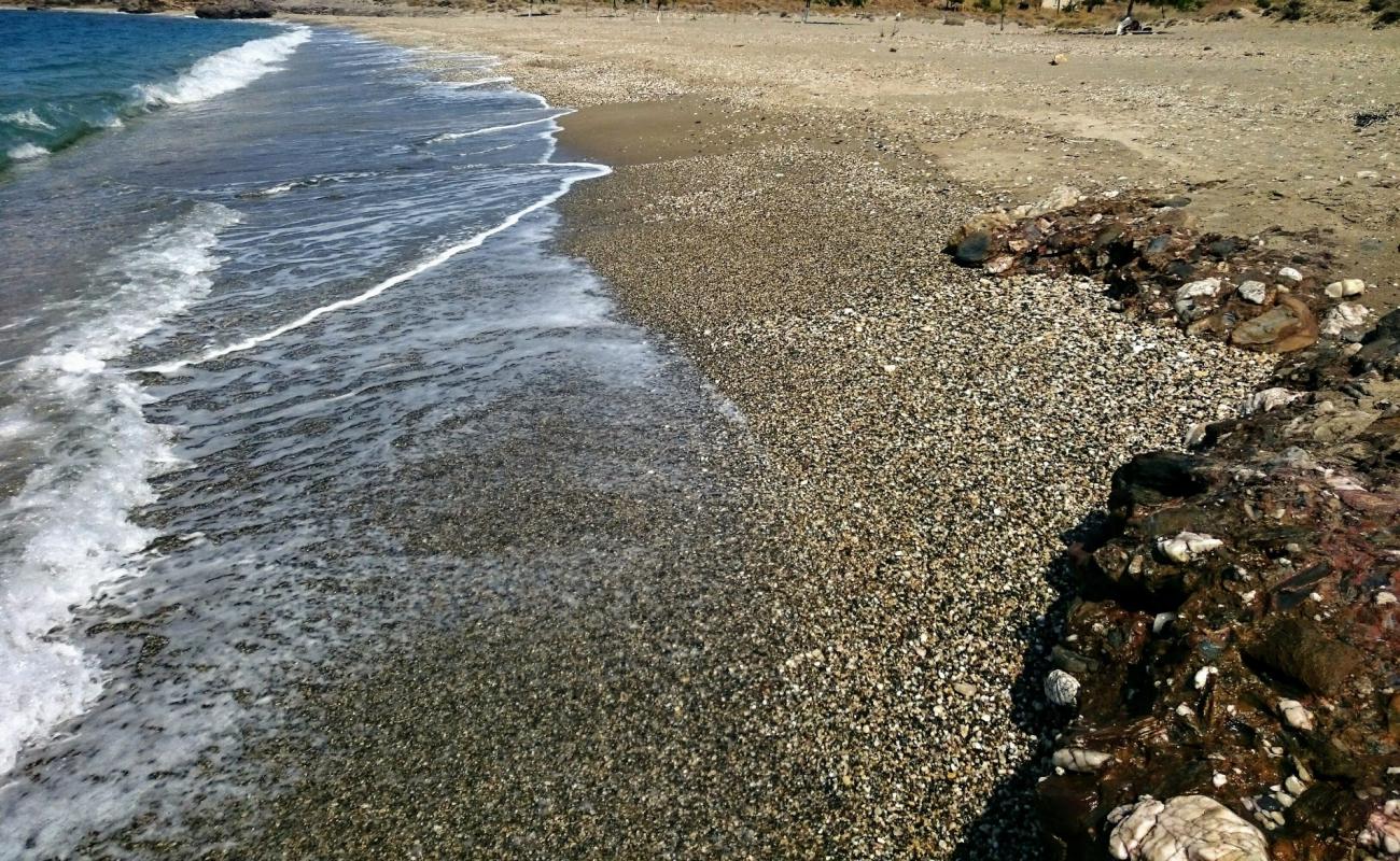 Foto de Paralia Lakka con arena/guijarros negro superficie