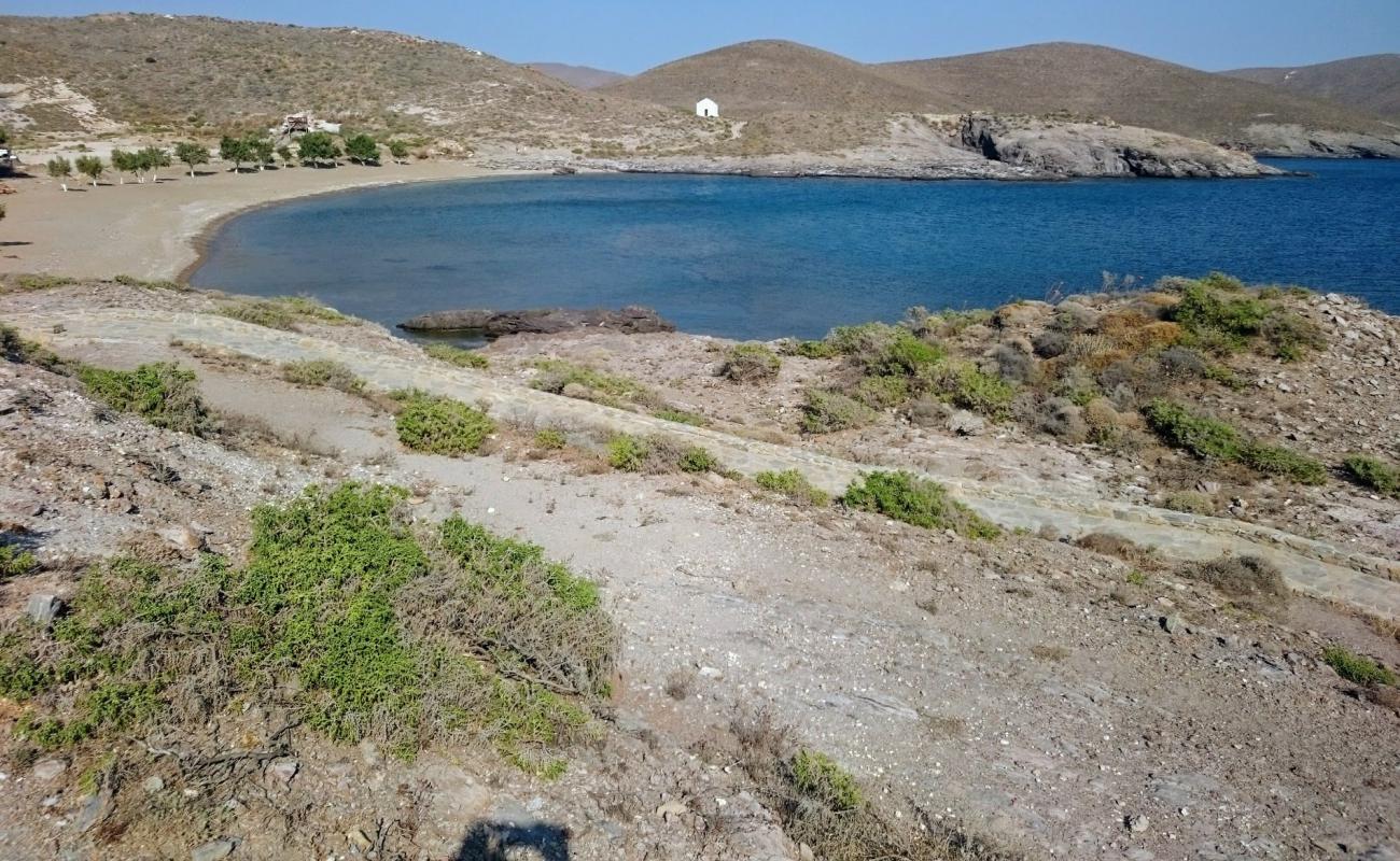 Foto de Psara beach con arena oscura superficie