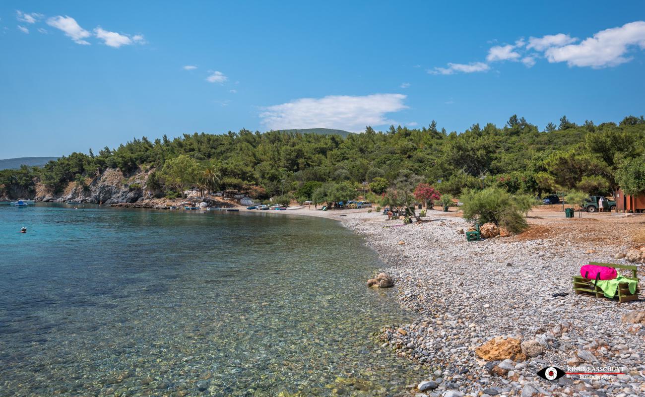 Foto de Mourtia beach con piedra superficie