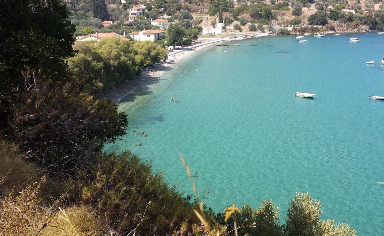 Foto de Kerveli beach con arena fina y guijarros superficie