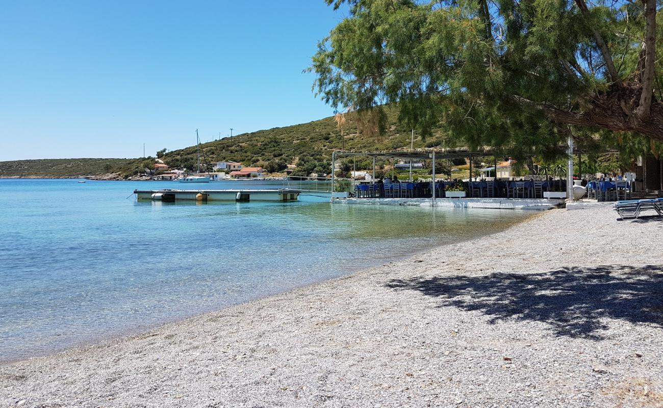 Foto de Port of Posidonio con guijarro fino claro superficie