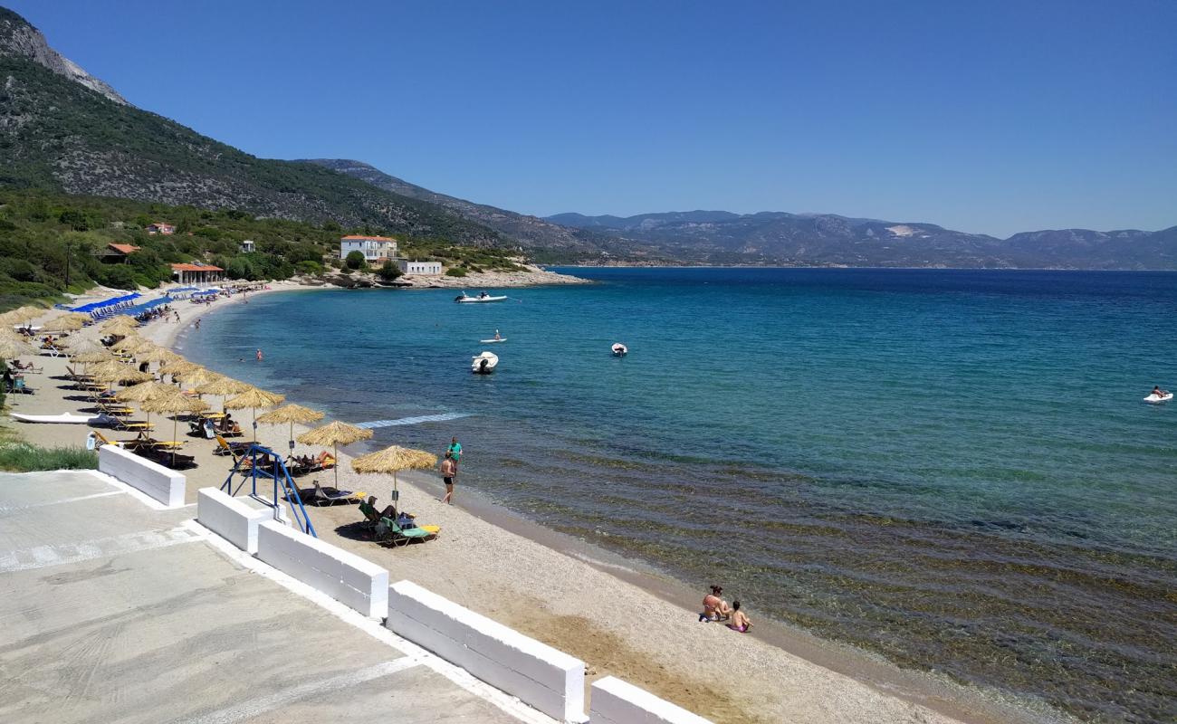 Foto de Limnionas beach con guijarro fino claro superficie