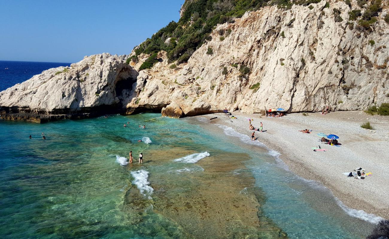 Foto de Mikro Seitani beach con guijarro fino claro superficie