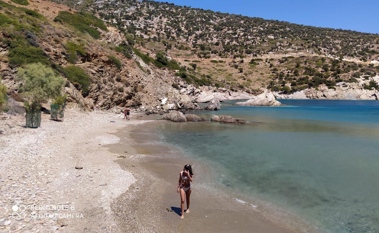 Foto de Vlychada beach con arena fina y guijarros superficie