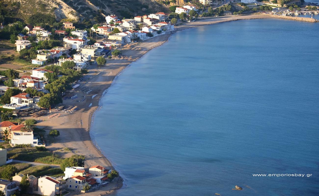 Foto de Paralia Komi con arena/guijarros negro superficie