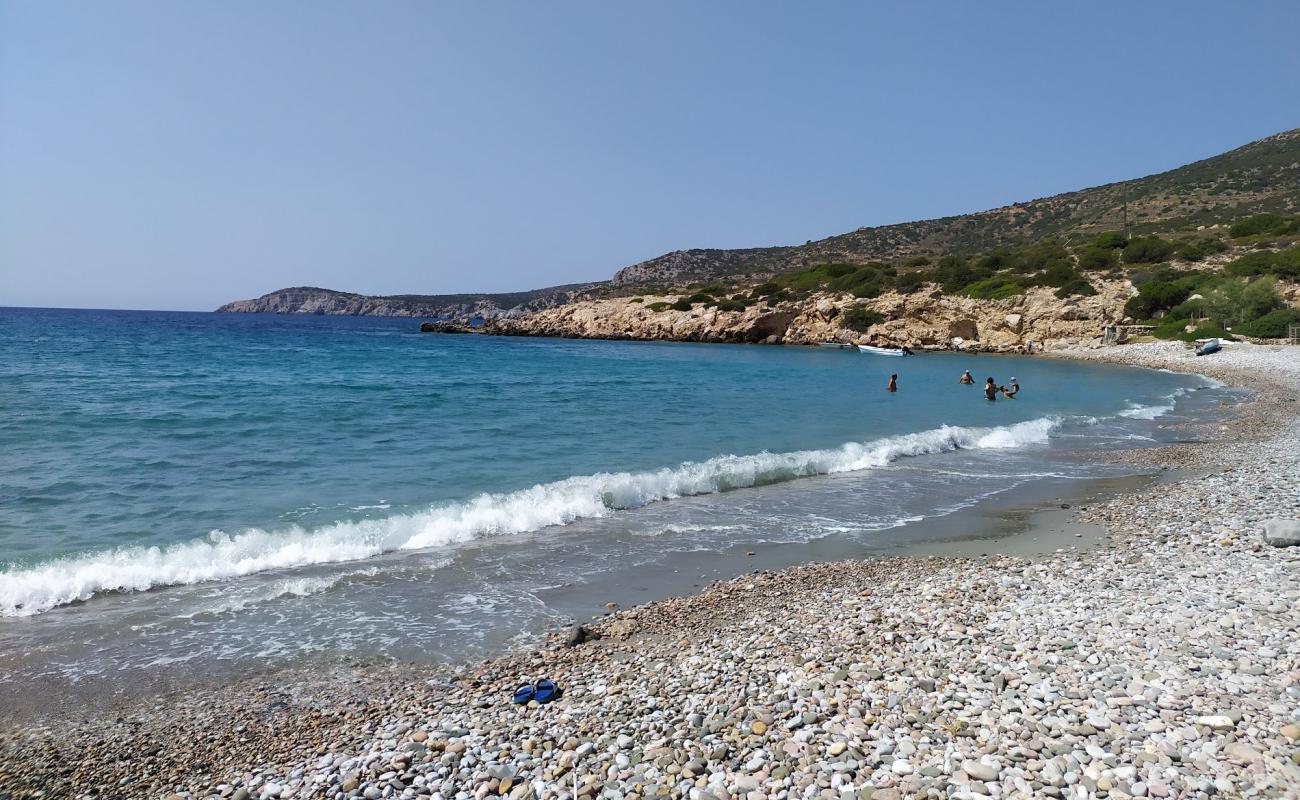 Foto de Paralia Karinta con arena gris y guijarros superficie