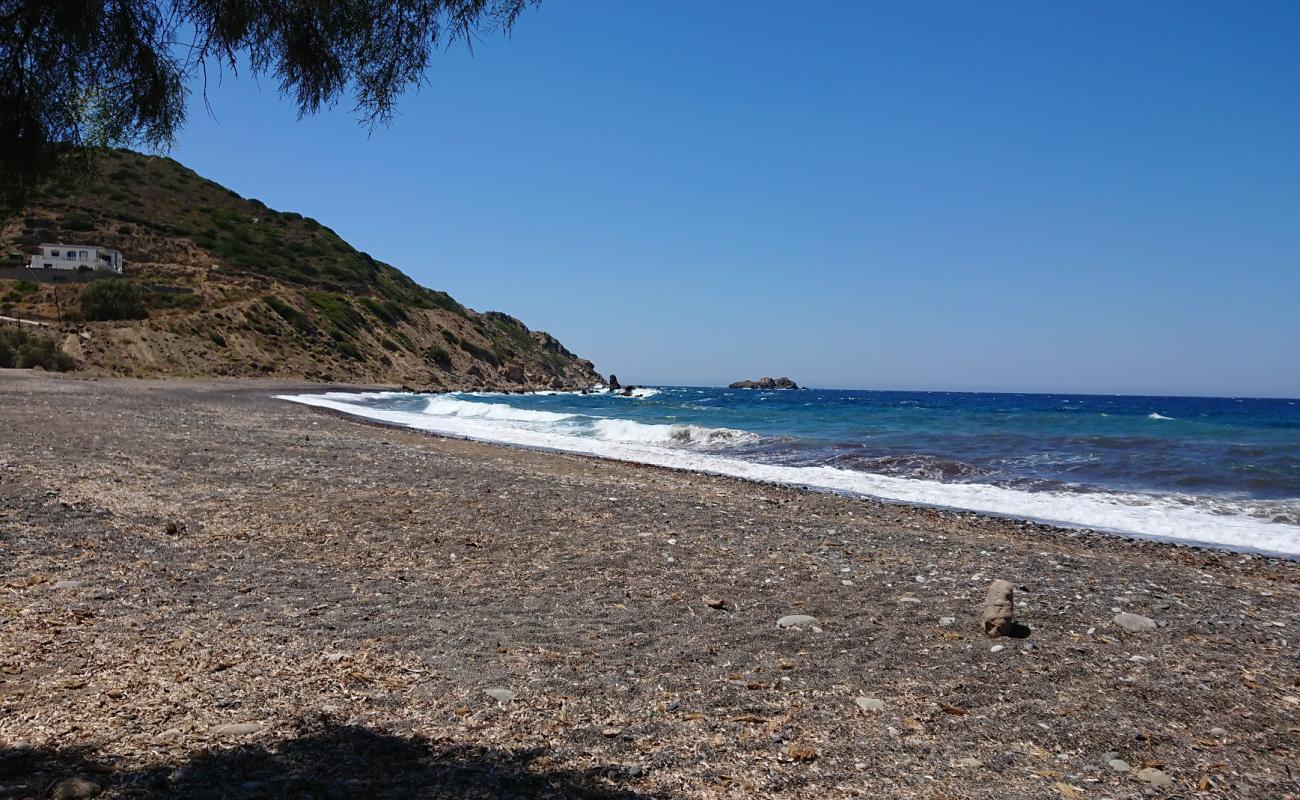 Foto de Merikounta beach con guijarro oscuro superficie