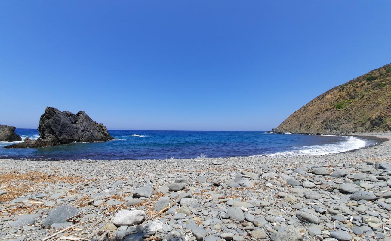 Foto de St. Georgios Beach con guijarro gris superficie