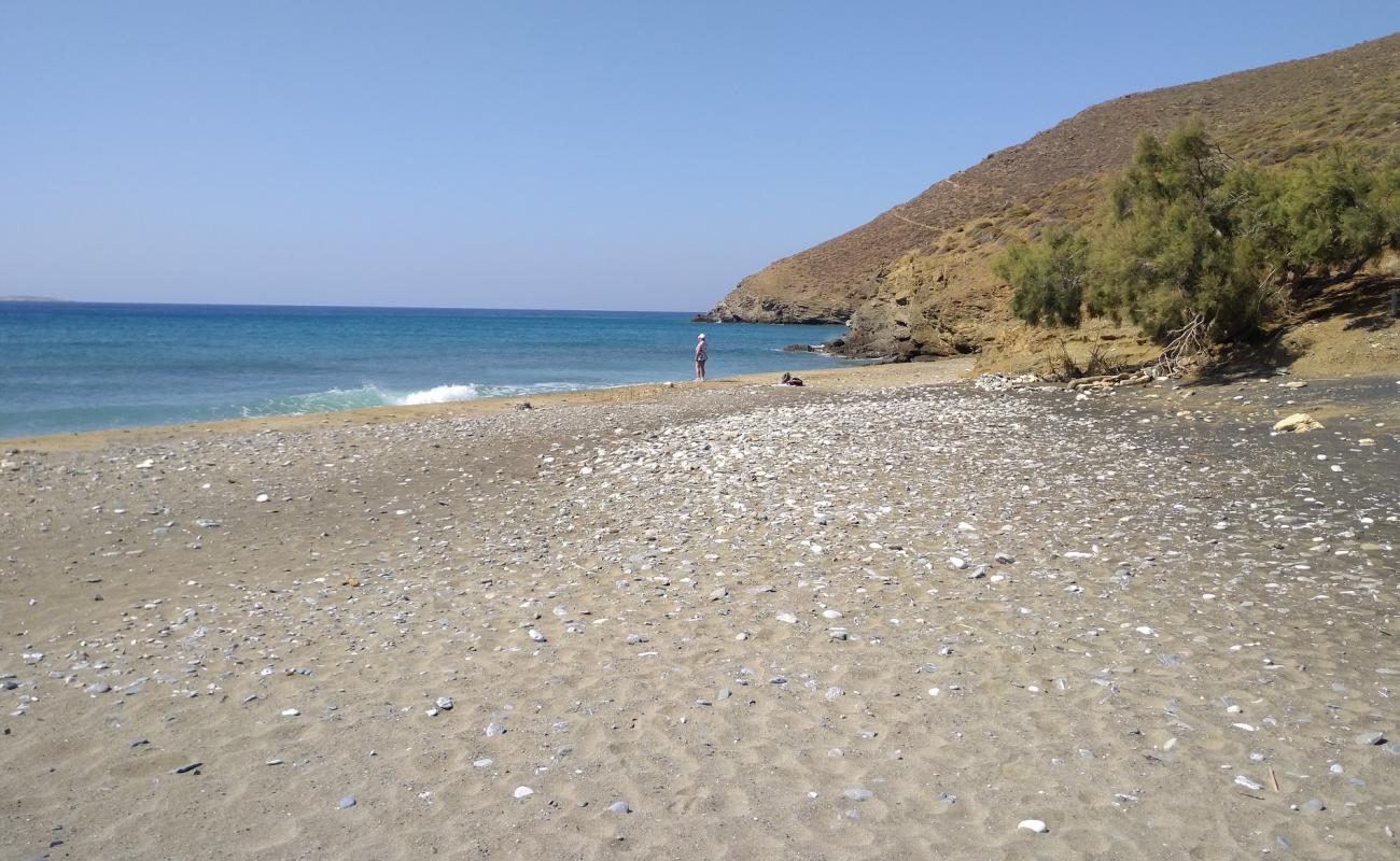 Foto de Megas Potamos con arena gris y piedras superficie