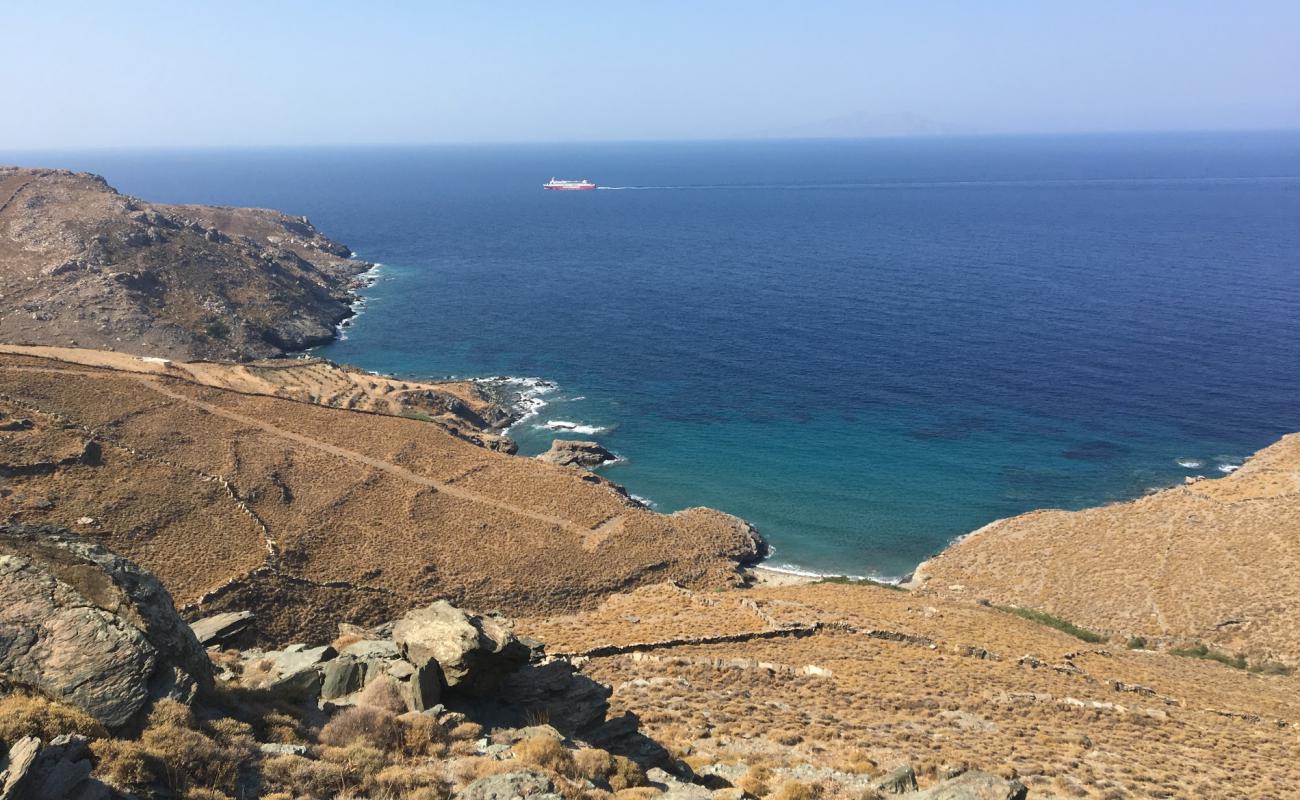 Foto de Yalia Beach con arena brillante y rocas superficie