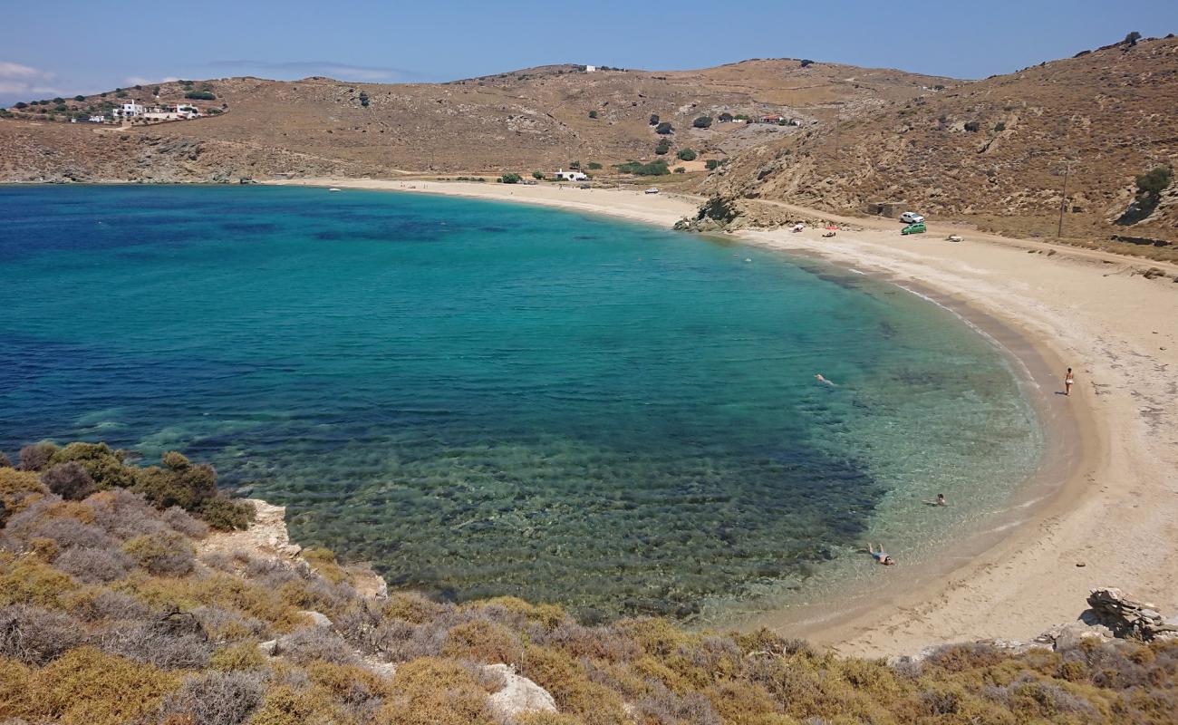 Foto de Vlychada beach con guijarro fino claro superficie