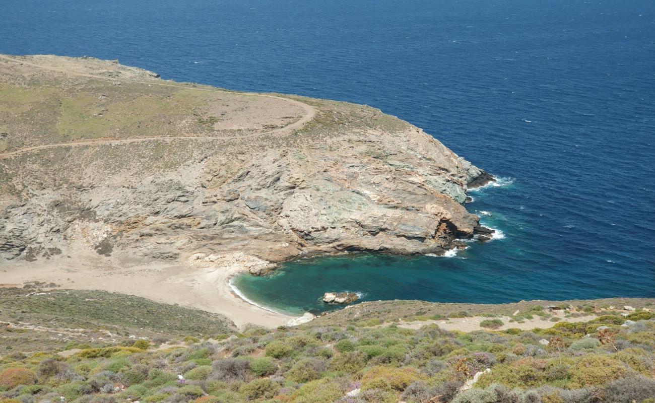 Foto de Kalamos beach con guijarro fino claro superficie