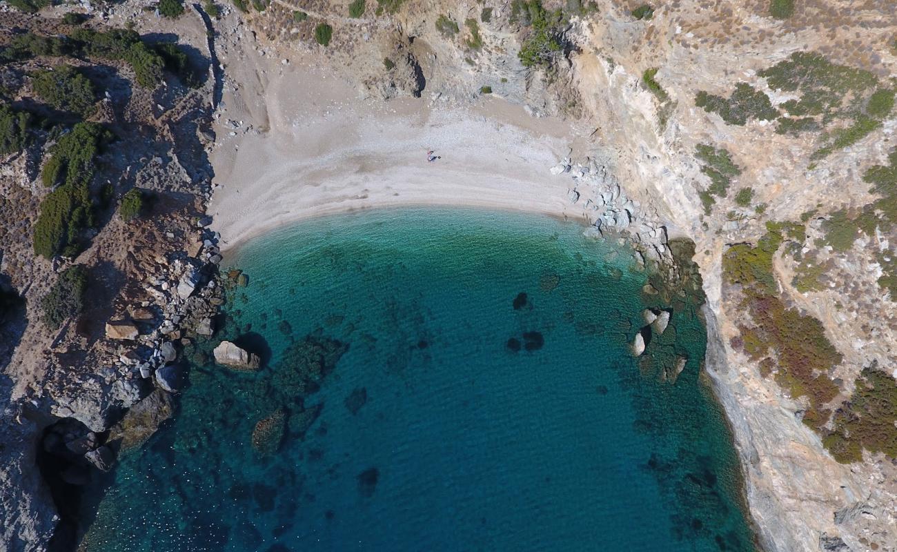 Foto de Mikrogiali beach con guijarro fino claro superficie